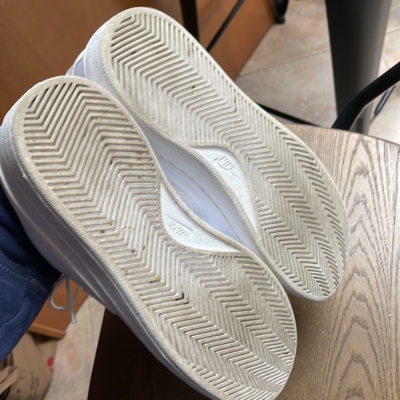 Nike Women’s Tennis Shoes. - Picture 5 of 7